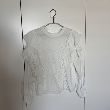 Weisse Bluse mit Rüschen