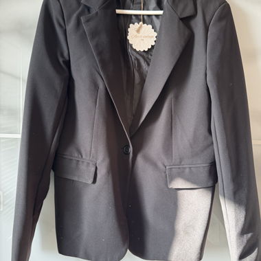 Schwarzer Damenblazer mit Totenkopf, Blumen und Strass