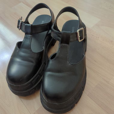 Scarpe nere T-Strap