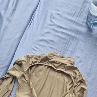 Khaki Langarmshirt mit offenem Rücken