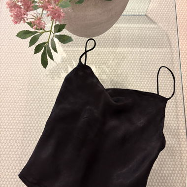 Camisole-Top aus schwarzem Satin
