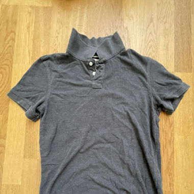 Graues Poloshirt 