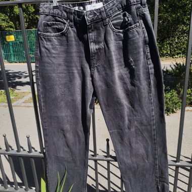 Zerrissene graue Jeans