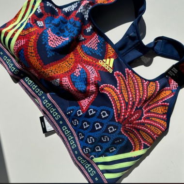 Adidas Sport-BH mit buntem Muster