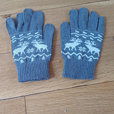 Grey Knit Gloves