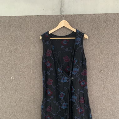 Wickelkleid mit Filzstickereien