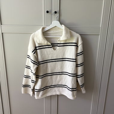 Maglione a righe con colletto