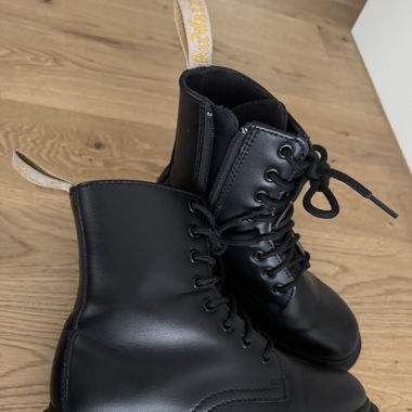 Dr. Martens 'Jadon II' by in Schwarz (Vegan)