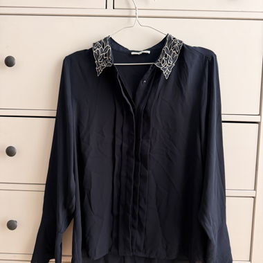 Blusa scura con ricami