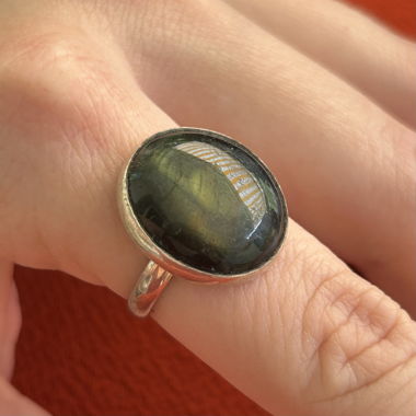 Anello in argento con pietra di labradorite