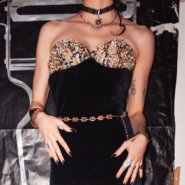Robe courte sur mesure en velours noir et perles