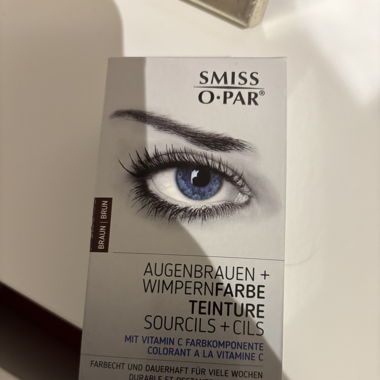 Wimpern und Augenbrauenfarbe