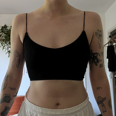 Top corto nero con spalline