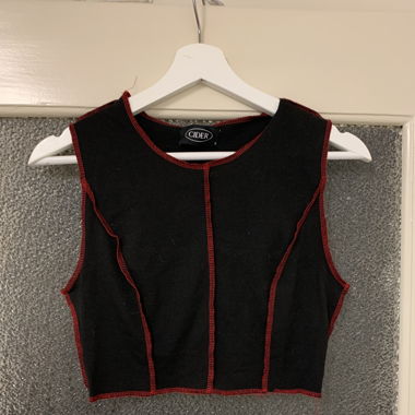 schwarz-rotes Top mit Stulpen-Ärmeln