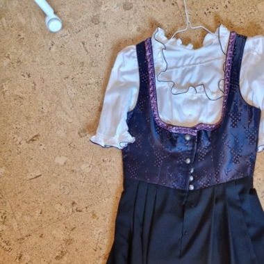 Dirndl mit Bluse und Schürze