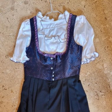 Dirndl mit Bluse und Schürze