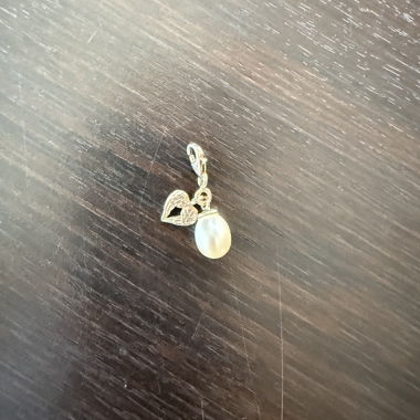 Silver wing pendant with pearl
