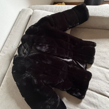 Manteau en fausse fourrure noir