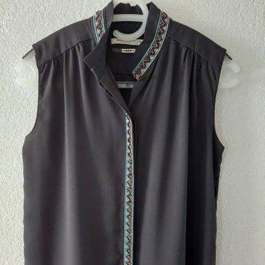 Bluse mit Perlenverzierung