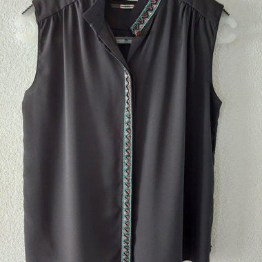 Bluse mit Perlenverzierung