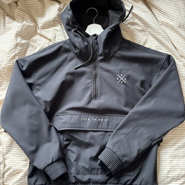Schwarze Dope Softshell Hoodiejacke