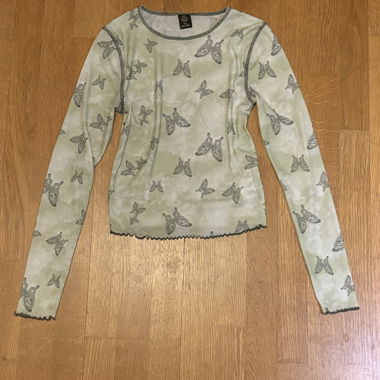 Top Urban Outfitters con farfalle