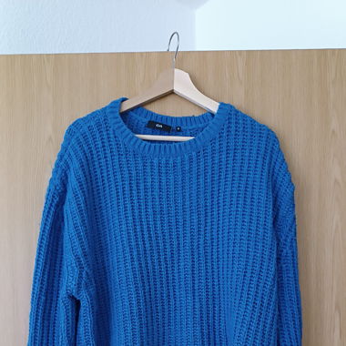 blauer Pullover