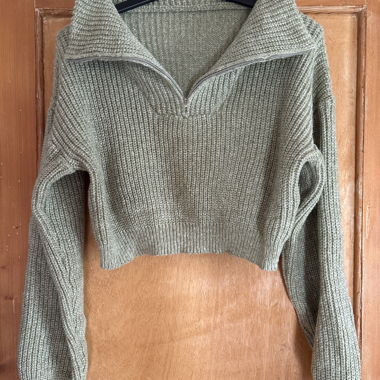 Maglione corto verde con collo con zip