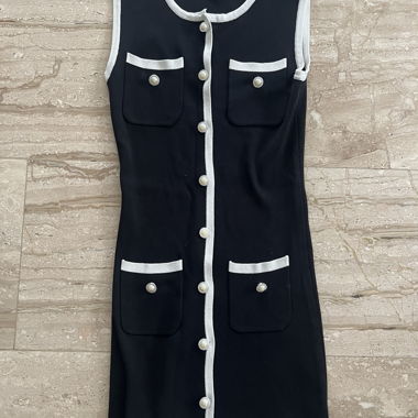 Schwarzes Strickkleid ärmellos