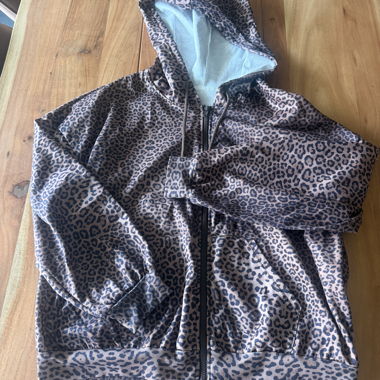 Felpa con motivo leopardo