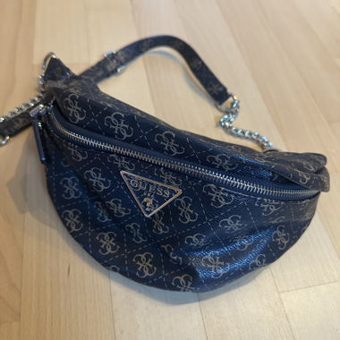Guess Marsupio con Catena