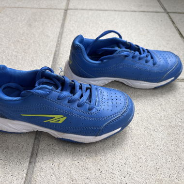 Blaue Kinder-Sportschuhe