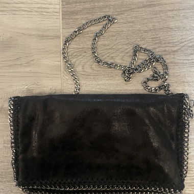 Sac noir avec chaînette 
