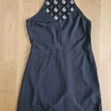 Robe de soirée noire avec applications en paillettes