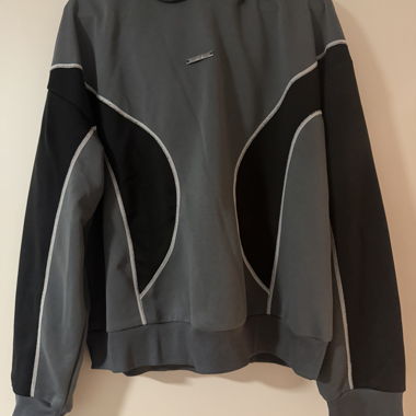 Grauer Kapuzenpullover