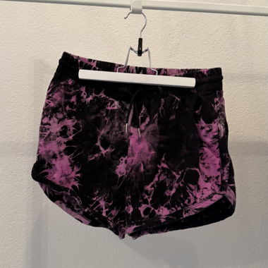 Kurzshorts mit pink-schwarzem Muster