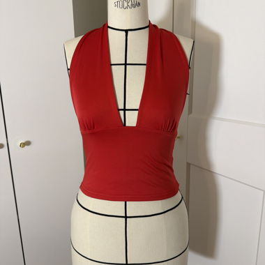 Rotes Neckholder-Top