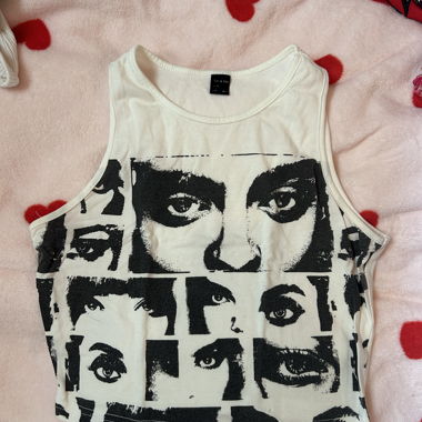 Weisses grafisches Cropped-Top