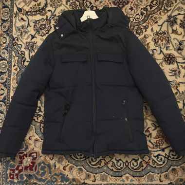 Schwarze Winterjacke mit Kapuze