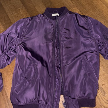 Violette Bomberjacke