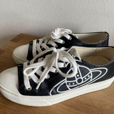 Baskets noires avec logo