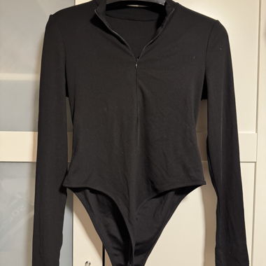 Schwarzer Body mit Langarm