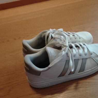 Weisse Adidas Schuhe