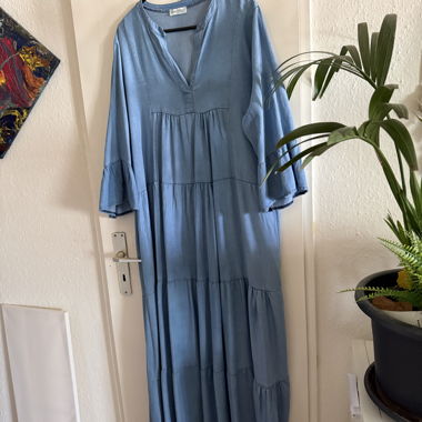 Schönes langes Kleid in ausgebleichtem Jeansblau