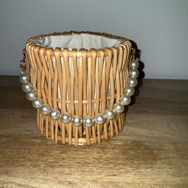Piccola borsa a cesta in rattan con perle