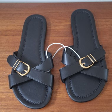 Schwarze Sandalen mit Schnalle