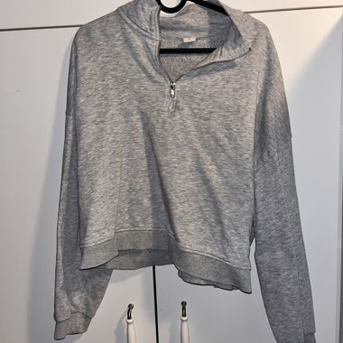 Grauer Pullover
