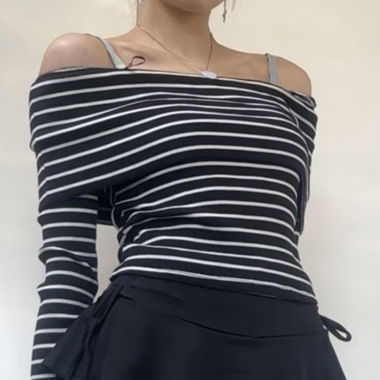 Top a righe con scollo alla spalle e maniche lunghe