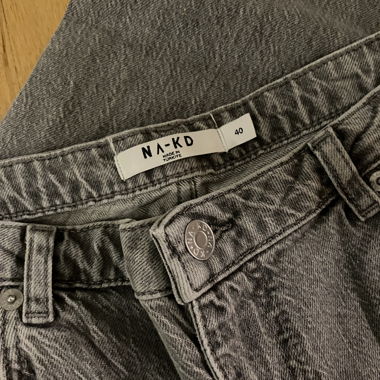 Jeans Grigi NA-KD UE 40