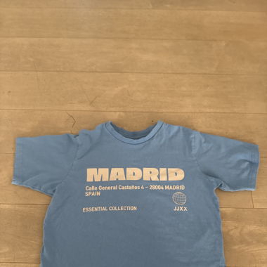 T-shirt blu con scritta